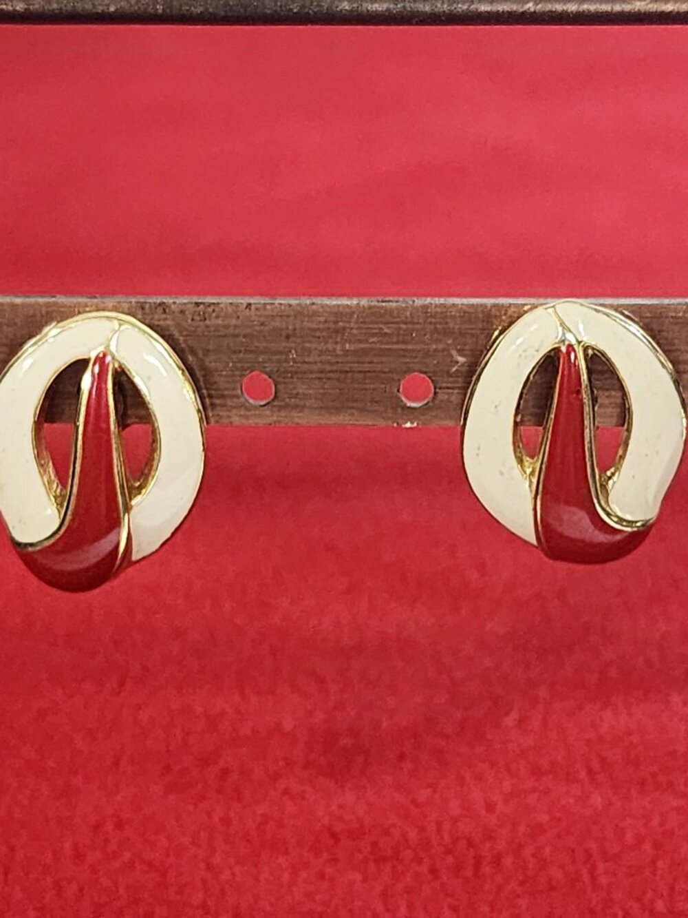 Avon Vintage Red and White Enamel Gold Tone Oval Round Post Pierced Earrings